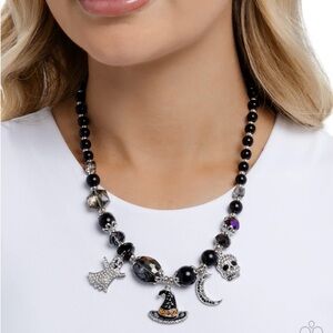 *NEW*  Paparazzi Black and Silver Halloween Necklace

“Frightening Facets”